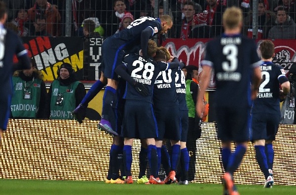 Los jugadores del Hertha festejan en el triunfo en Colonia. (Foto Prensa Libre: AFP)
