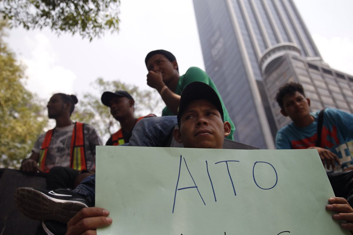 Decenas de migrantes centroamericanos de la caravana del Viacrusis del Migrante protestaron en México frente a la Embajada de EE. UU. (Foto Prensa Libre: EFE)