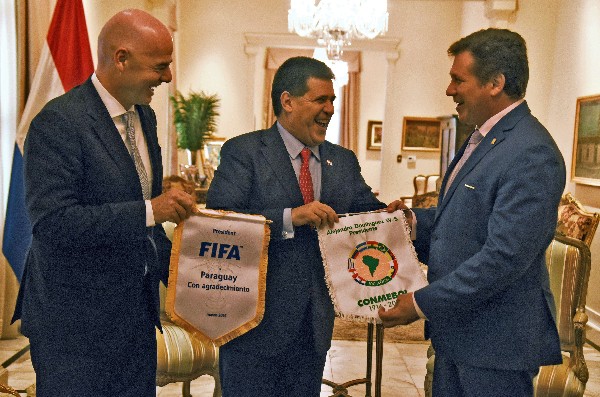 El presidente de la Fifa, Gianni Infantino, junto a los presidentes de Paraguay y Conmebol, Horacio Cartes y Alejandro Domíngues. (Foto Prensa Libre: AFP)