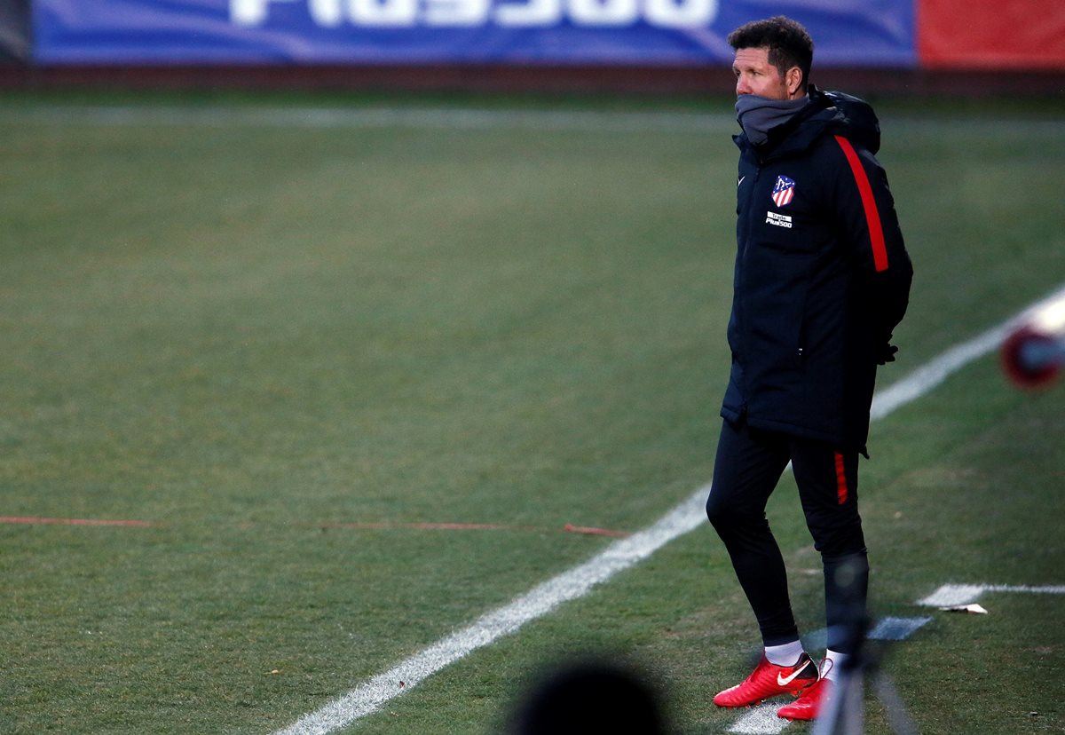 El entrenador argentino del Atlético de Madrid, Diego Simeone, espera que Antoine Griezmann continúe en el equipo "un tiempo". (Foto Prensa Libre: EFE)