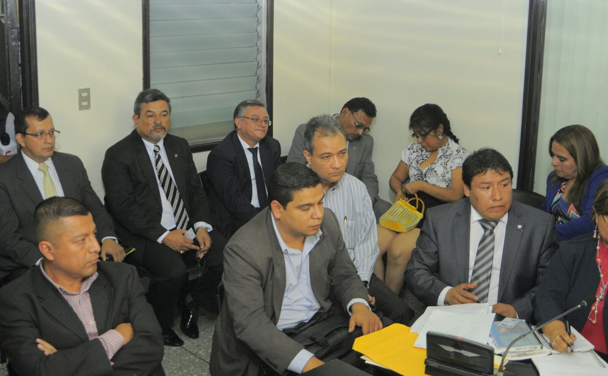 En la audiencia que se llevó a cabo en el Juzgado Quinto de Instancia Penal fueron juramentados tres peritos en materia aduanera, que participarán en el caso Tienda Libre (Foto Prensa Libre: Estuardo Paredes).