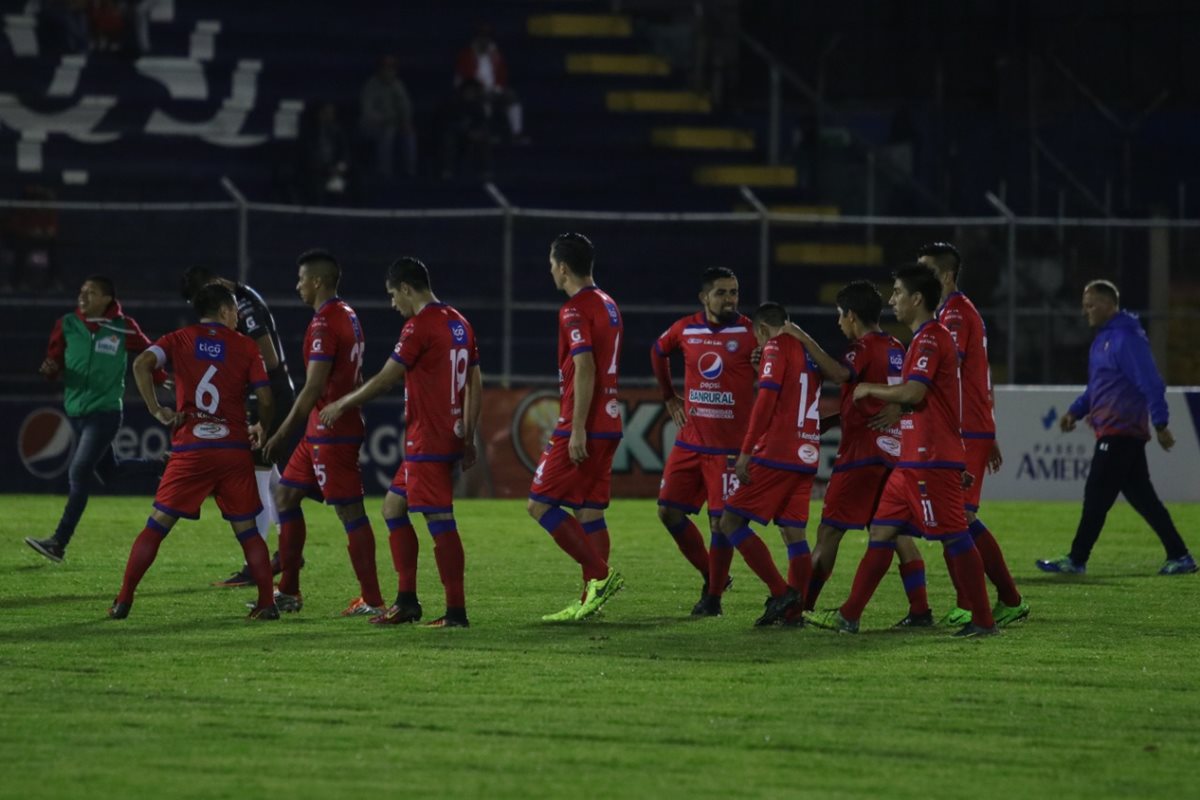 Los jugadores de Xelajú no salieron convencidos por el mal juego que efectuaron esta noche. (Foto Prensa Libre: Raúl Juárez)