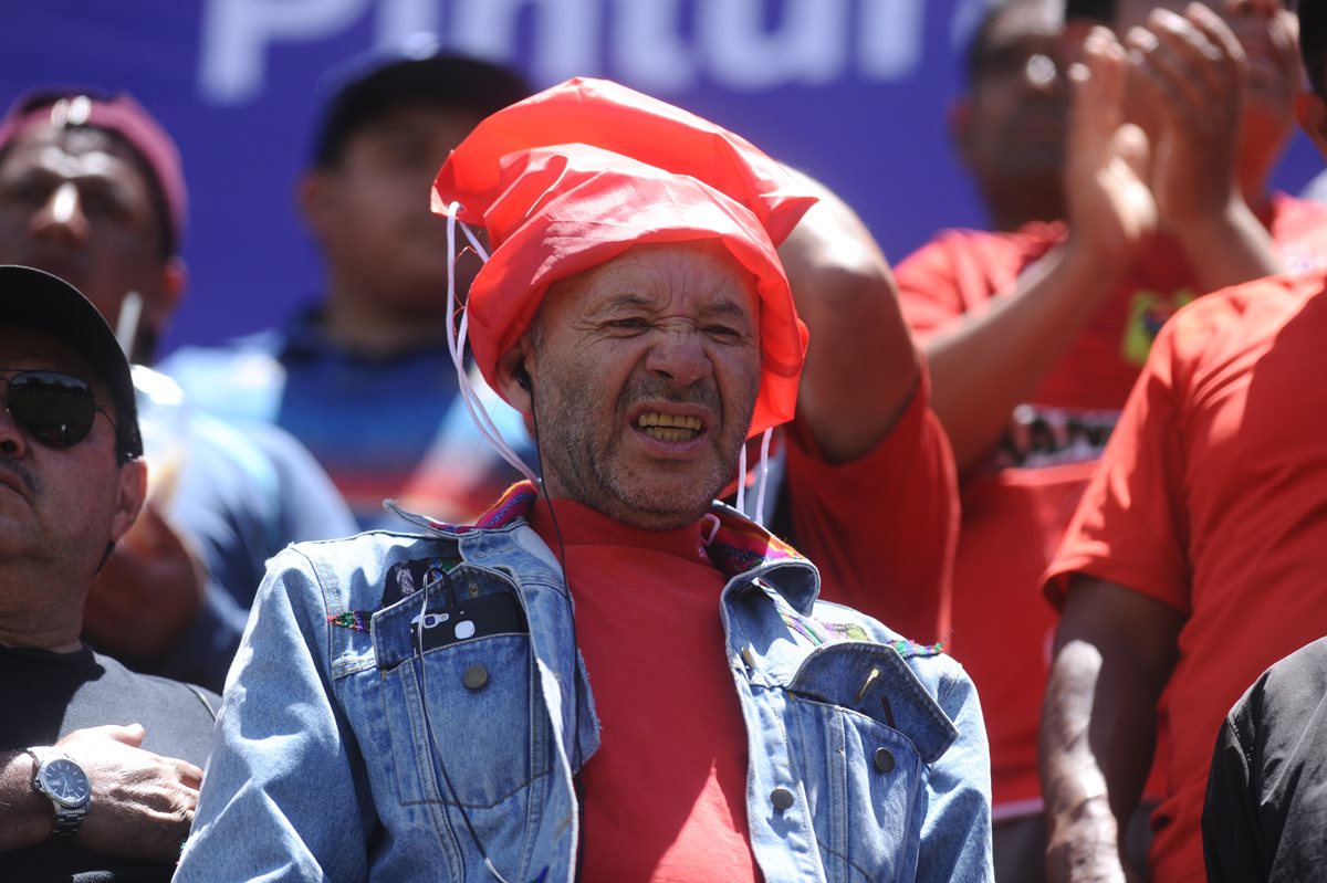 Un aficionado de Municipal se lamenta después de que su equipo igualó 0-0 contra Guastatoya, en El Trébol.