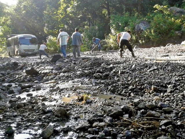 El deterioro de al menos 45 kilómetros de la ruta del Polochic, entre Tamahú y Tucurú, afecta a decenas de conductores. (Foto Prensa Libre: Eduardo Sam).