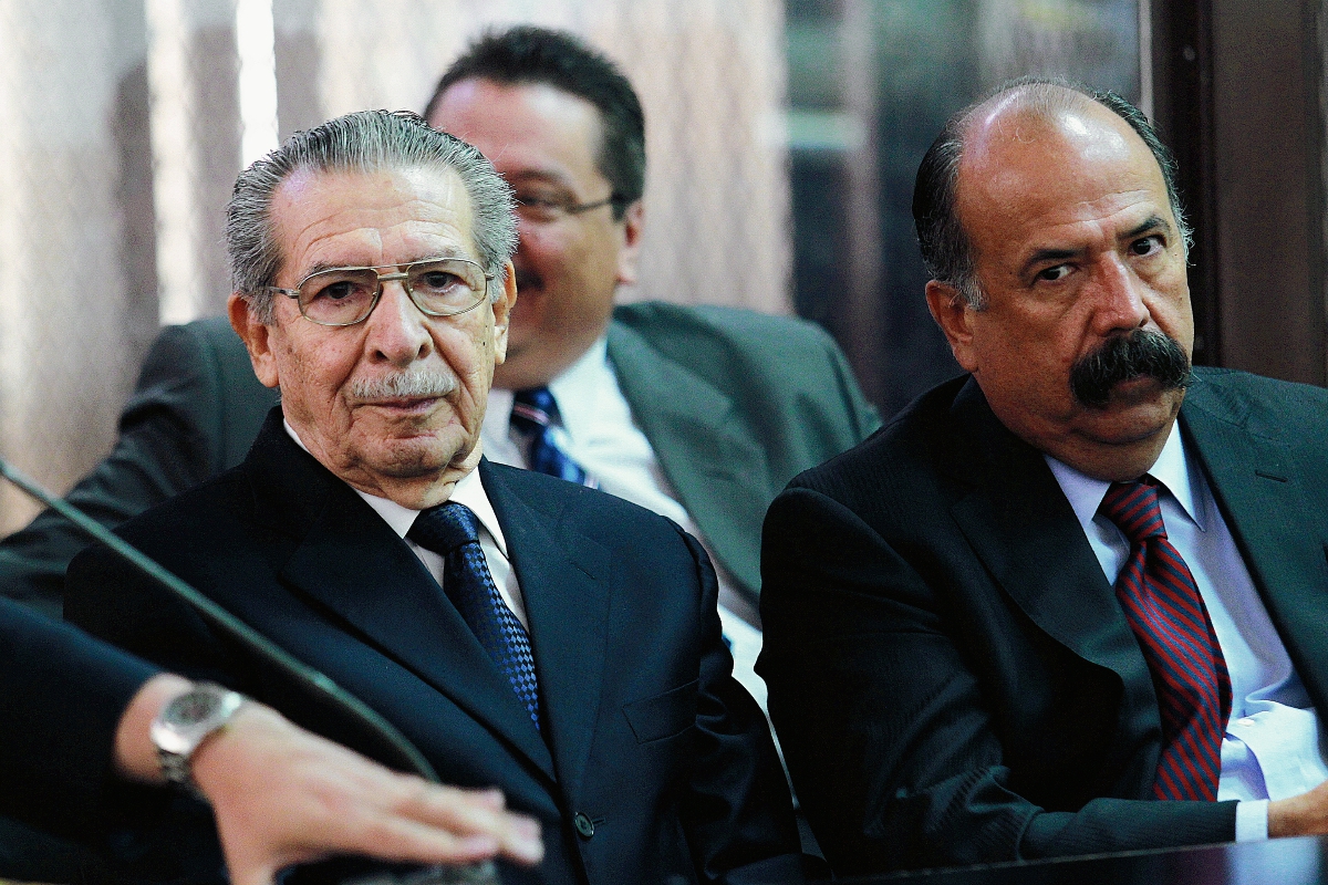 Francisco Palomo -derecha- fue el abogado defensor del general retirado Efraín Ríos Montt. (Foto Prensa Libre: Hemeroteca PL)