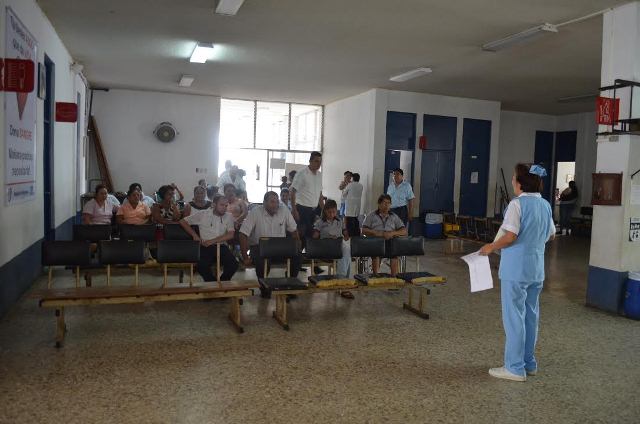 Enfermera brinda información a pacientes en la consulta externa del Hospital Nacional de Retalhuleu. (Foto Prensa Libre: Jorge Tizol)
