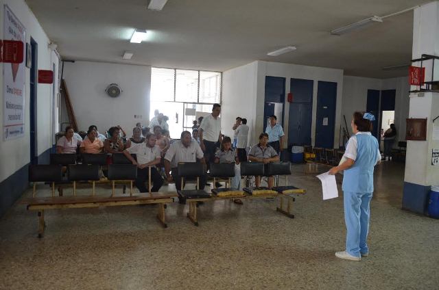 Enfermera brinda información a pacientes en la consulta externa del Hospital Nacional de Retalhuleu. (Foto Prensa Libre: Jorge Tizol)