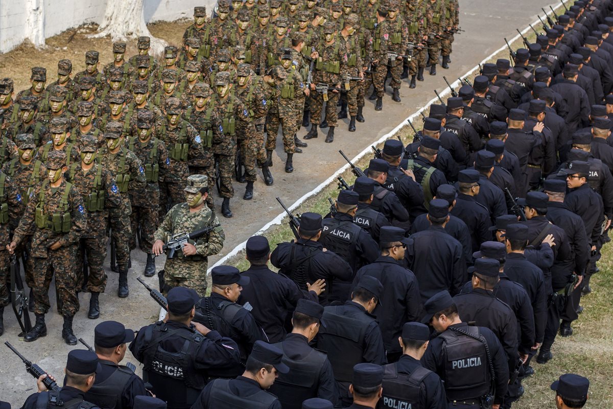 El Ejército y la Policía de El Salvador durante la presentación de una fuerza especial contra las pandillas. (Foto Prensa Libre: AP).