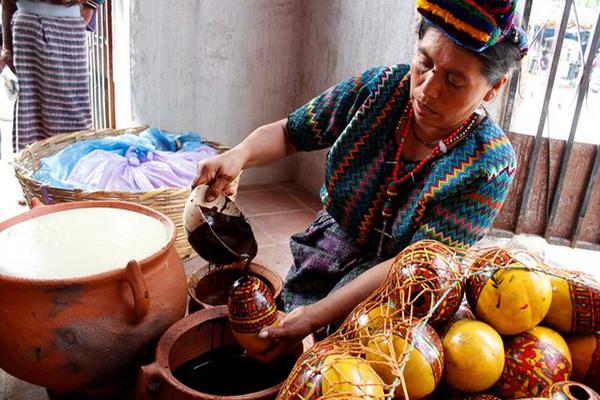 Mujer sirve  bebidas tradicionales de Rabinal en la celebración del Miércoles de chilate. (Foto Prensa Libre: Carlos Grave). <br _mce_bogus="1"/>