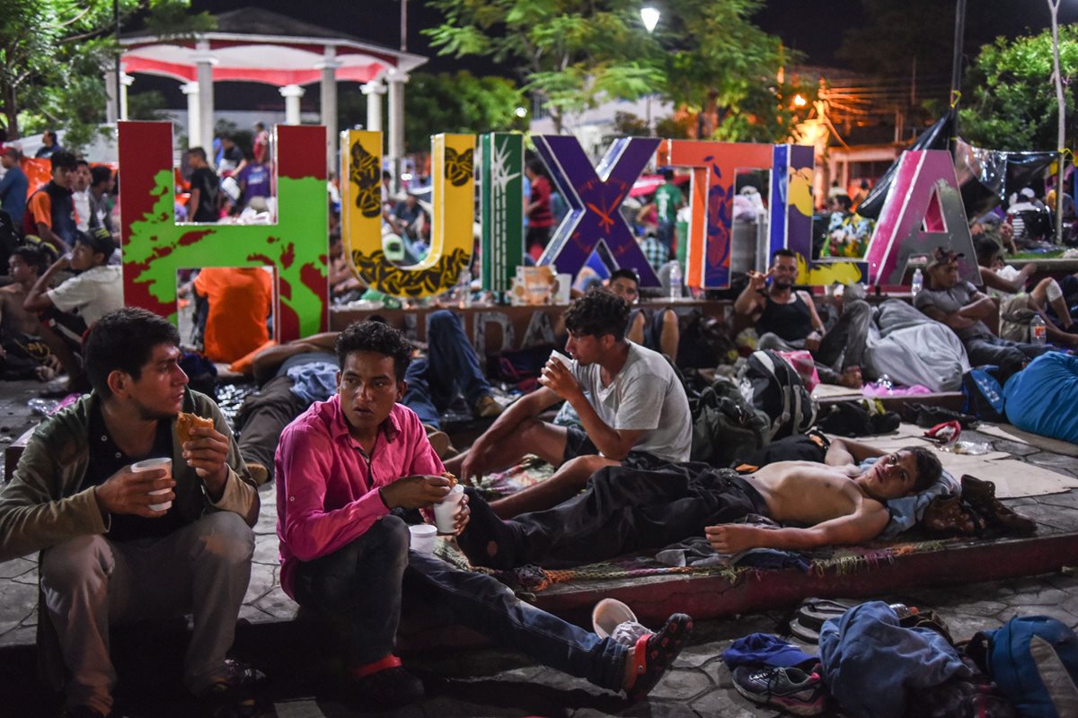 Migrantes hondureños descansan en un parque de Chiapas, México. (Foto Prensa Libre: AFP)