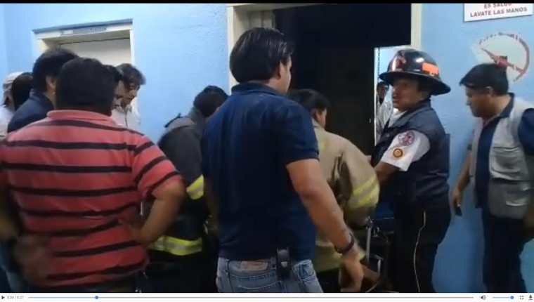 Socorristas sacan a la mujer que resultó herida al desplomarse el elevador. (Foto Prensa Libre: Fred Rivera)