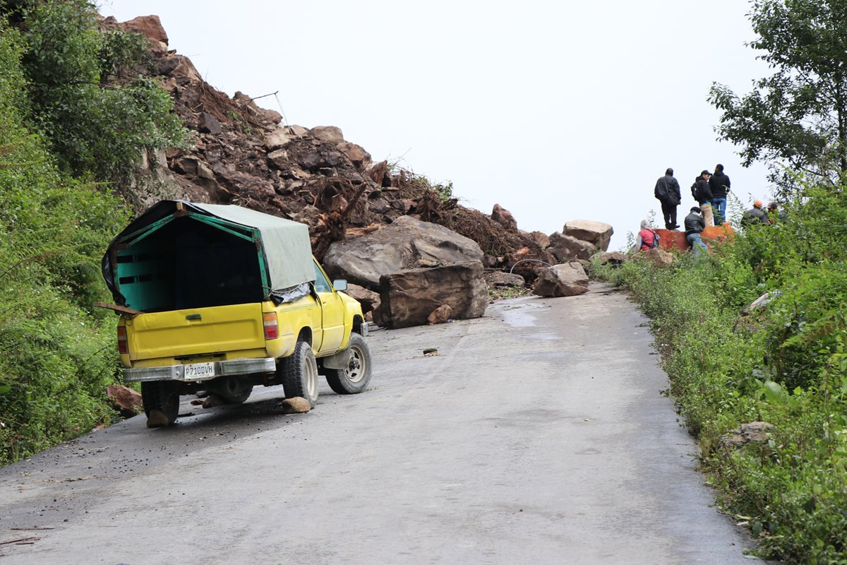 Unas 18 mil personas son las afectadas por el bloqueo del camino principal, debido a un derrumbe de grandes proporciones. (Foto Prensa Libre: Whitmer Barrera)