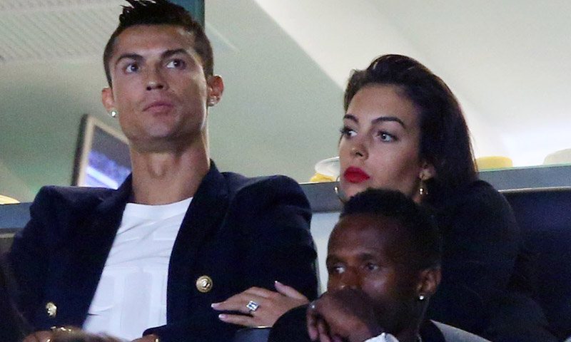 Georgina Rodríguez lució su anillo de compromiso junto a Cristiano Ronaldo en el estadio José Alvalade. (Foto Prensa Libre: Hemeroteca PL)
