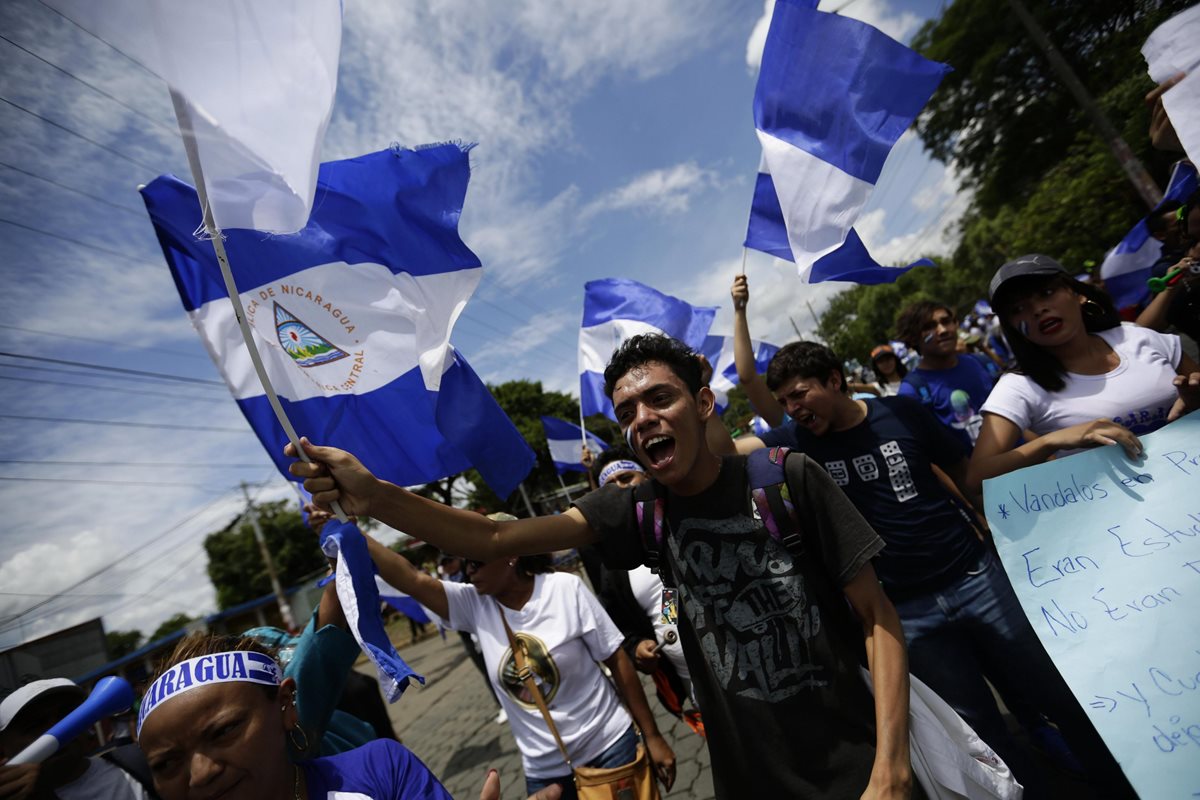 Un grupo de personas protesta cuando comenzó ayer el Dialogo Nacional en el Seminario de Fátima en Managua, Nicaragua.(EFE).