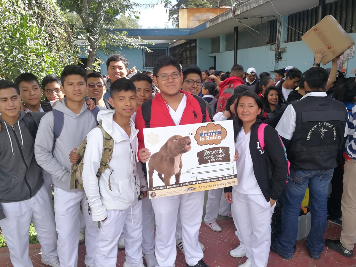 Estudiantes de bachillerato en medicina apoyan la jornada de vacunación de perros y gatos en Xela. (Foto Prensa Libre: Fred Rivera)