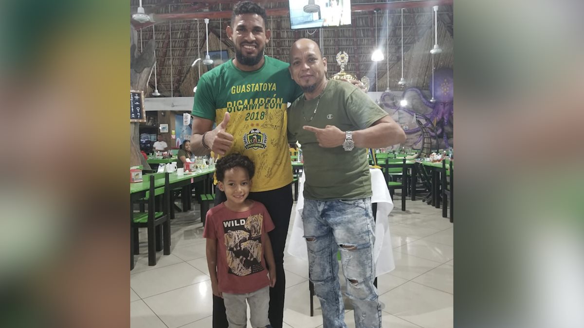 Maiki Maiki se tomó una fotografía junto a José Calderón y su hijo, quien lo admira por sus canciones. (Foto Prensa Libre: Cortesía Mynor Falla)