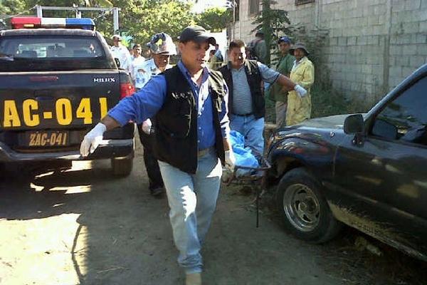 Policías trasladan cadáver de una  mujer hallado en una finca de  Estanzuela, Zacapa.