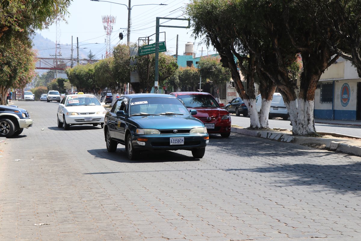 Los taxistas normalizaron el servicio en ambos municipios después de llegar a acuerdos con las autoridades. (Foto Prensa Libre: Whitmer Berrera)