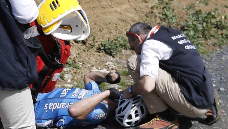 Michael Goolaerts recibió atención médica inmediata luego de su caída. (Foto Prensa Libre: EFE)