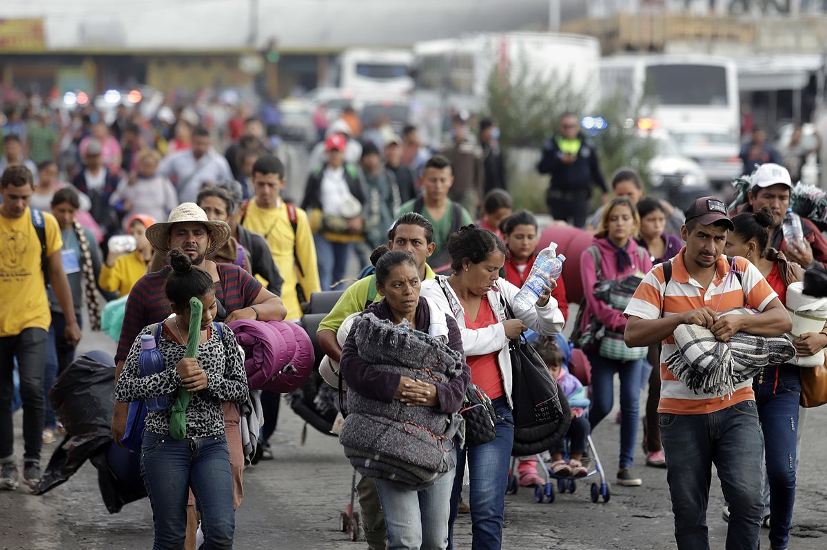 Miembros de la caravana migrante llegan al albergue de la iglesia de la Asunción, a su paso en la ciudad de Puebla. (Foto Prensa Libre: EFE)