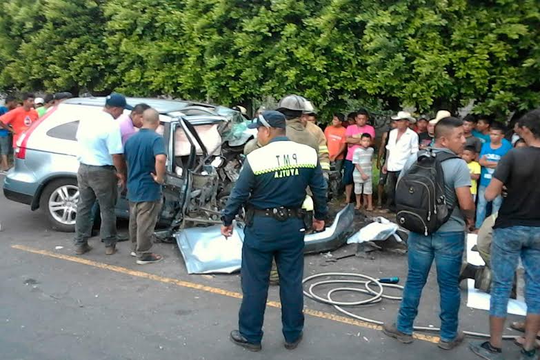 Vecinos y familiares llegan a identificar las víctimas. (Foto Prensa Libre: Whitmer Barrera).