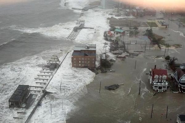 La costa de Nueva Jersey, Estados Unidos, es inundada por las marejedas generadas por el huracán "Sandy".<br _mce_bogus="1"/>