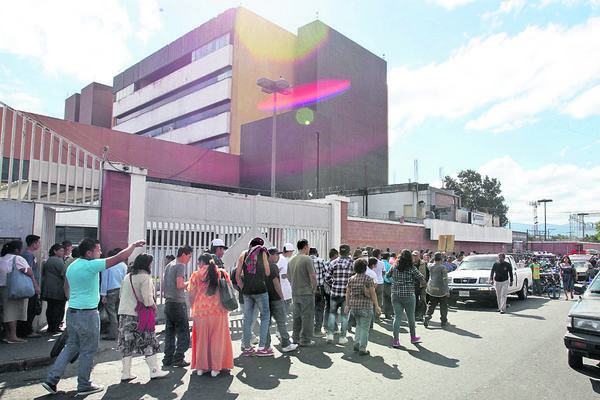 Decenas de personas esperan el ingreso al Hospital General San Juan de Dios. (Foto Prensa Libre: Archivo)