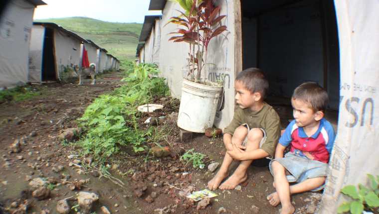 Niños ven con tristeza el entorno en el albergue Ebenezer, habilitado en Cuilapa, Santa Rosa, luego de una serie de sismos ocurrida en el 2011. (Foto Prensa Libre: Oswaldo Cardona)