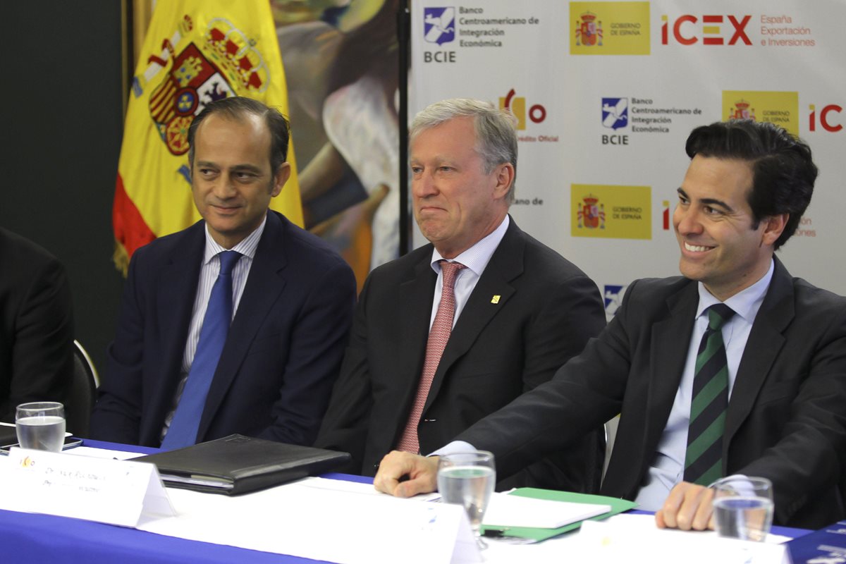 El embajador de España en Honduras, Miguel Albero (i); el presidente Ejecutivo del BCIE, Nick Rischbieth (c), y el presidente del Instituto de Crédito Oficial de España (ICO), Pablo Zalba (d). (Foto Prensa Libre/EFE)