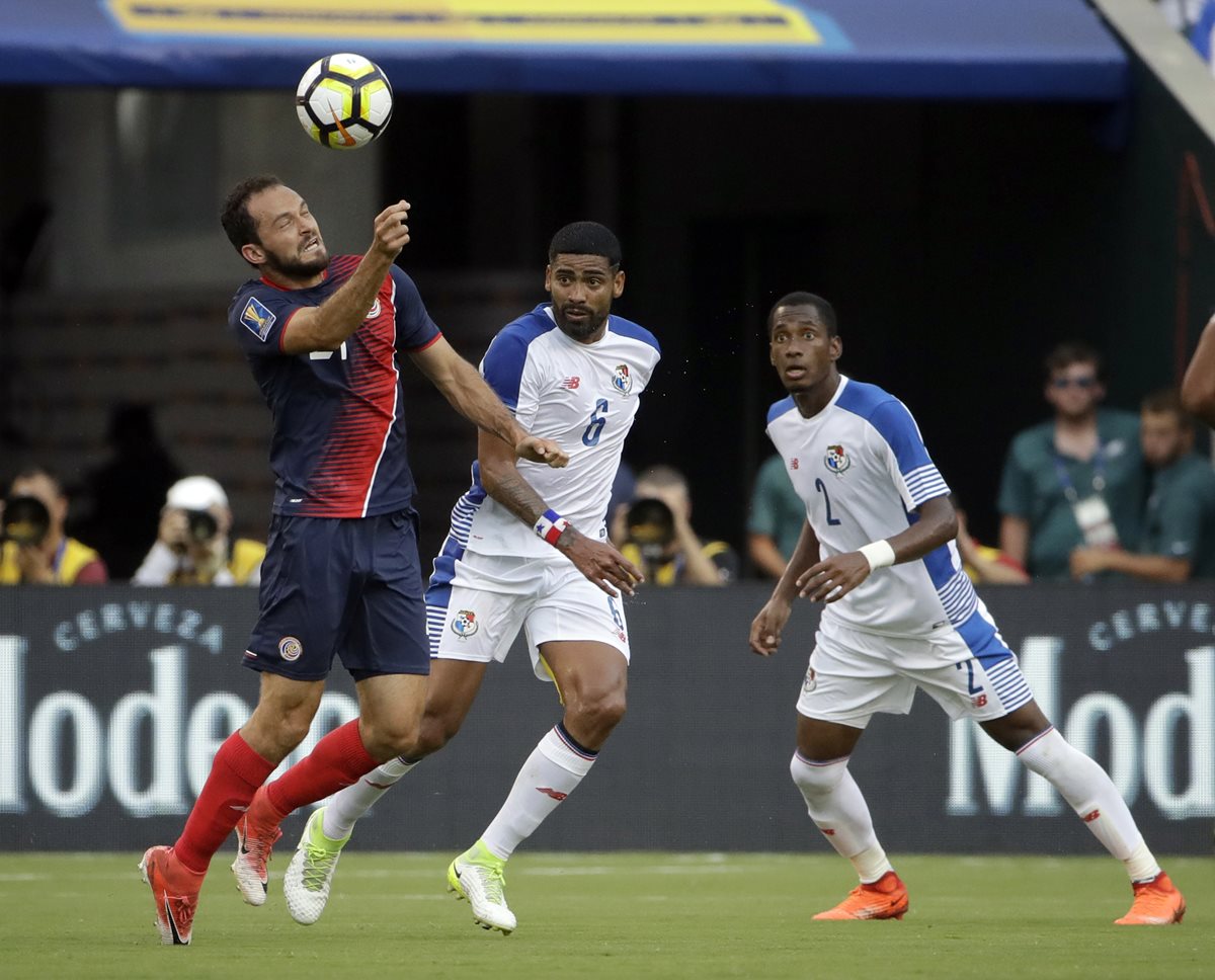 Marco Ureña domina el balón ante la marca de dos jugadores hondureños. (Foto Prensa Libre: AP)