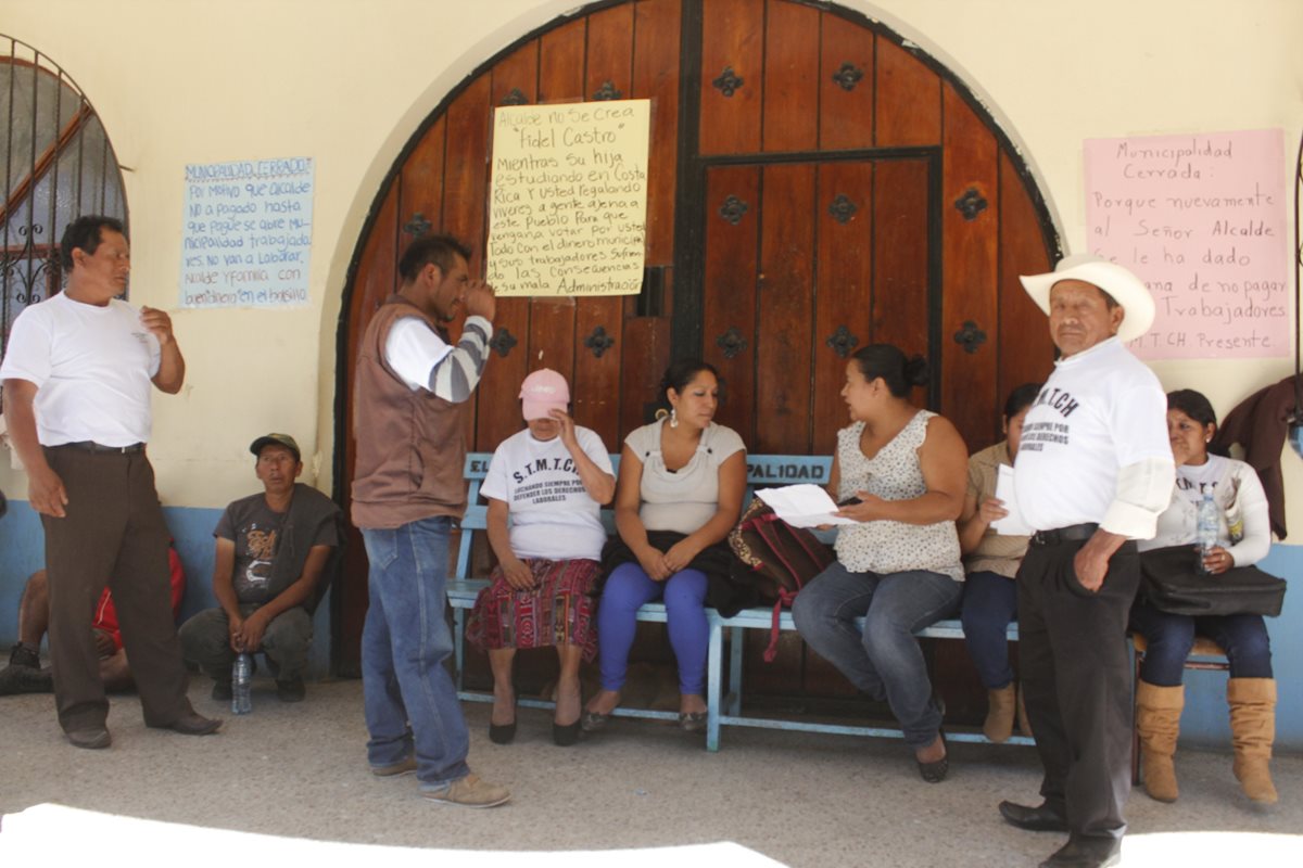 Trabajadores de la comuna de El Tejar, Chimaltenango, toman edificio municipal por impago de salarios. (Foto Prensa Libre: Víctor Chamalé)