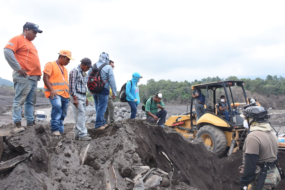 Este jueves, 9 de agosto de 2018, damnificados por la tragedia del Volcán de Fuego reanudaron la búsqueda de parientes que quedaron soterrados en Los Lotes. (Foto Prensa Libre: Enrique Paredes)