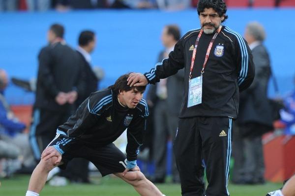Diego Maradona y Lionel Messi durante el Mundial de Sudáfrica 2010. (Foto Prensa Libre: AFP)<br _mce_bogus="1"/>