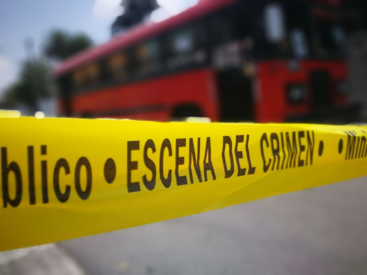 Fuerzas de seguridad acordonan el área donde fue atacado un autobús de la ruta 83, en la zona 1 de la capital. (Foto Prensa Libre: Érick Ávila)