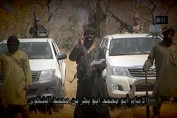 El líder del grupo islamista nigeriano Boko Haram, Abubakar Shekau (c), en un video. (Foto Prensa Libre: AFP)
