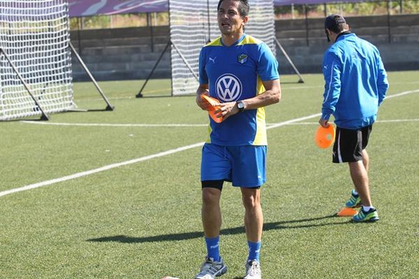 El volante de los cremas, Rigoberto Gómez, se perderá la final de ida ante los rojos, por lesión. (Foto Prensa Libre: Francisco Sánchez)