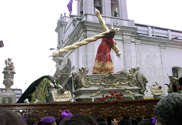 Lunes Santo de 2001, Jesús de las Tres Potencias estrena una túnica en estilo sevillano. (Foto: Hemeroteca PL)