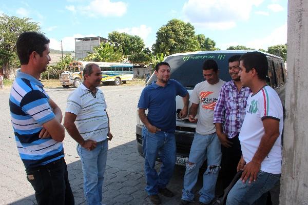 Grupo de transportistas que pretende cobrar más por el pasaje hacia cinco comunidades de Guastatoya, El Progreso.