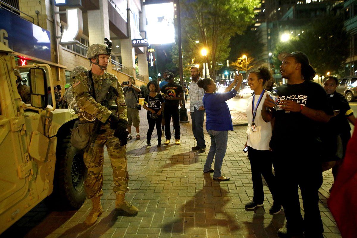 Manifestantes y policías en la tercera jornada de movilizaciones en Charlotte, EE. UU. (Foto Prensa Libre: AFP).