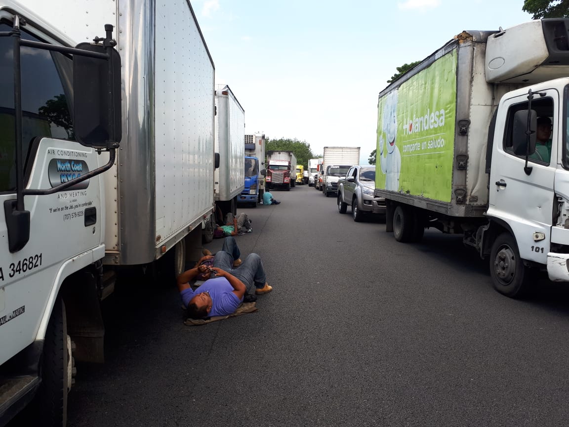 Pilotos de camiones descansan, debido a que por el bloqueo no pueden transitar. Muchos de los productos que transportan son perecederos. (Foto Prensa Libre: Rolando Miranda)