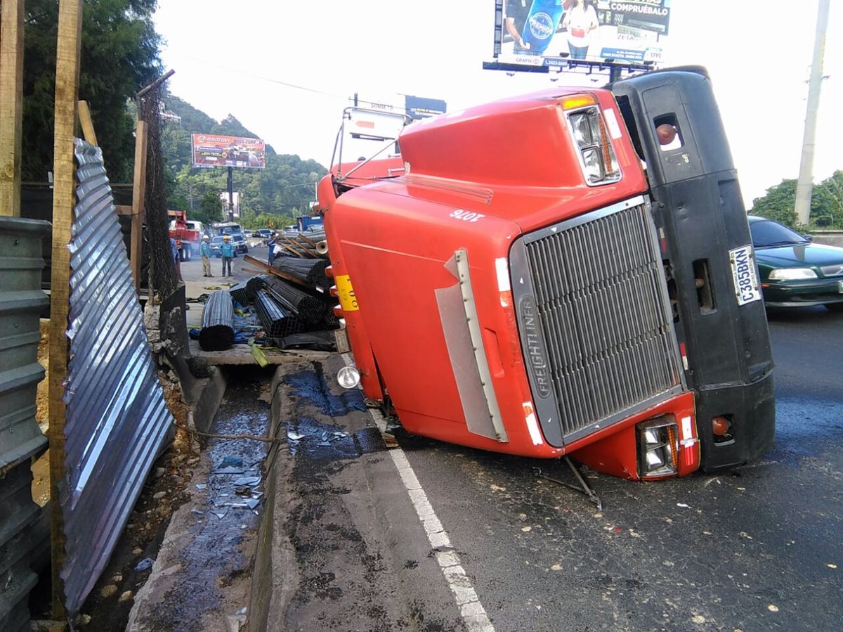 Un tráiler volcó en el kilómetro 10.5 de la ruta a El Salvador, provocando fuerte congestionamiento vehicular. (Foto Prensa Libre: Estuardo Paredes)