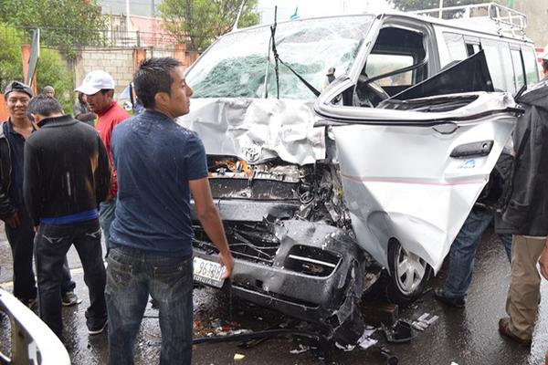 Un microbús conducido por un menor de edad ocasionó un accidente múltiple en Totonicapán. (Foto Prensa Libre: Edgar Domínguez)