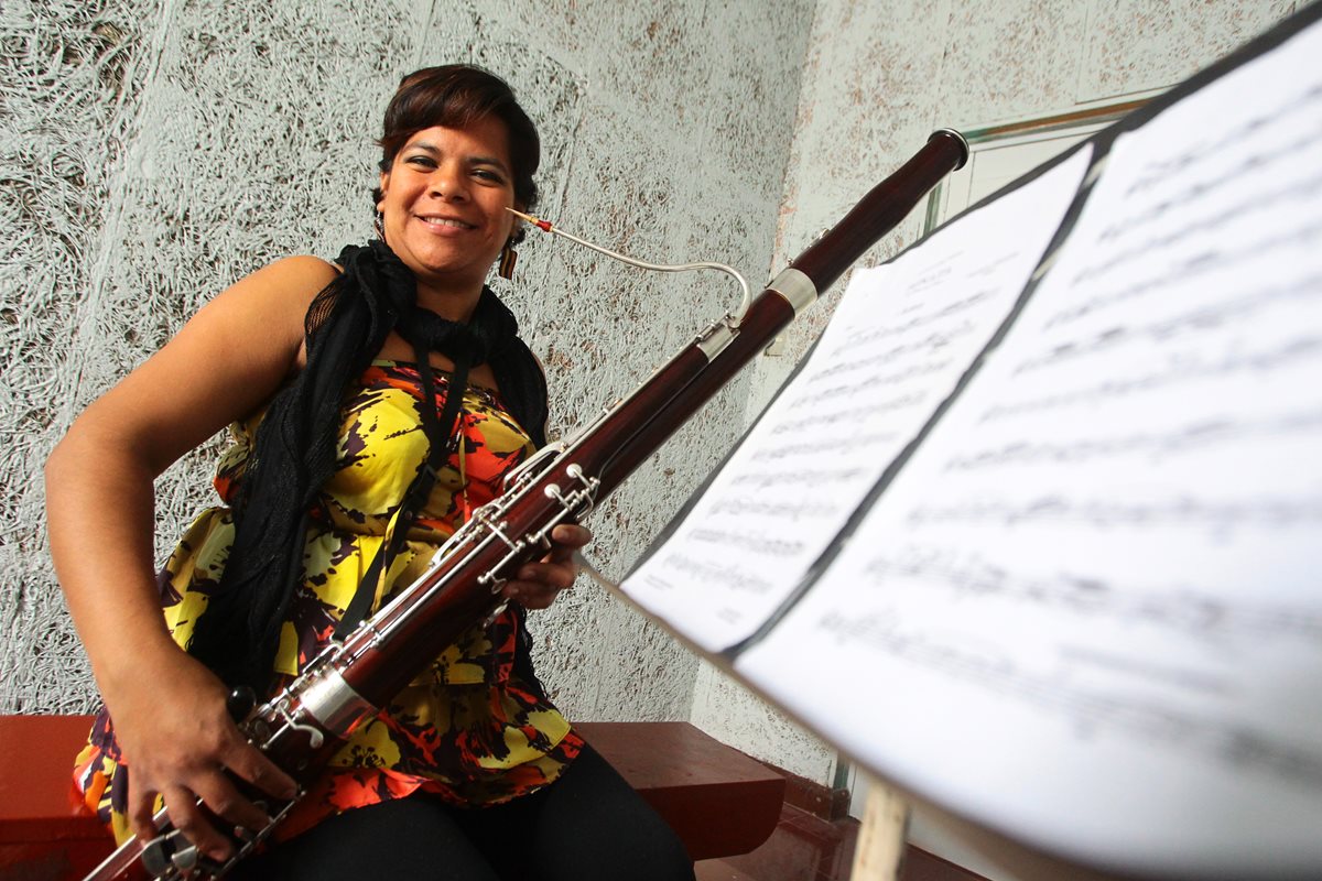 Thelma desde los 11 años toca el fagot y ha contagiado a su hija de la pasión por el arte. (Foto Prensa Libre: Álvaro Interiano)