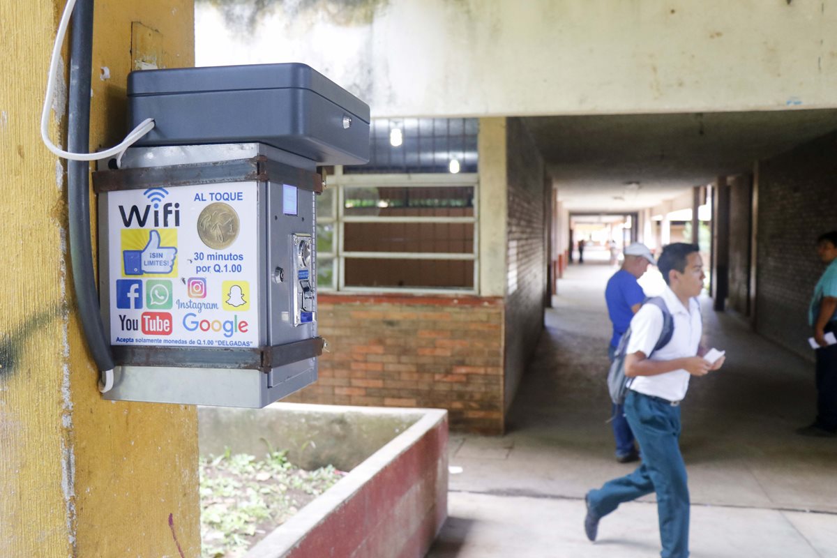 En el Instituto Experimental Carlos Manuel Arana Osorio hay tres cabinas Wifi. (Foto Prensa Libre: Rolando Miranda)