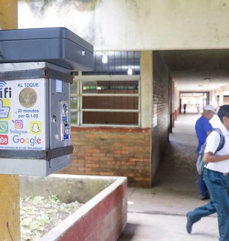 En el Instituto Experimental Carlos Manuel Arana Osorio hay tres cabinas Wifi. (Foto Prensa Libre: Rolando Miranda)