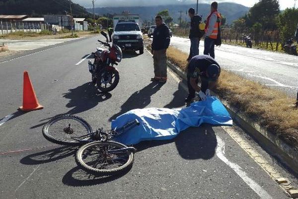 El cuerpo de la víctima quedó sobre la cinta asfáltica. (Foto Prensa Libre: Víctor Chamalé)