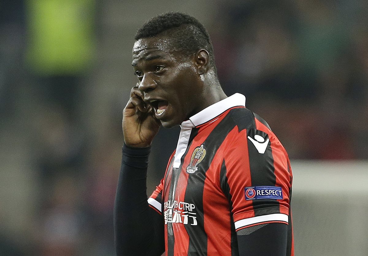 Mario Balotelli volvió a ser víctima del racismo durante el partido contra el Bastria. (Foto Prensa Libre: AP)
