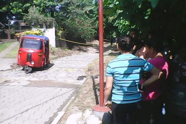 El piloto de mototaxi fue ultimado en la colonia Las Conchitas, Patulul. (Foto Prensa Libre: Colaboración de Adolfo Paredes)