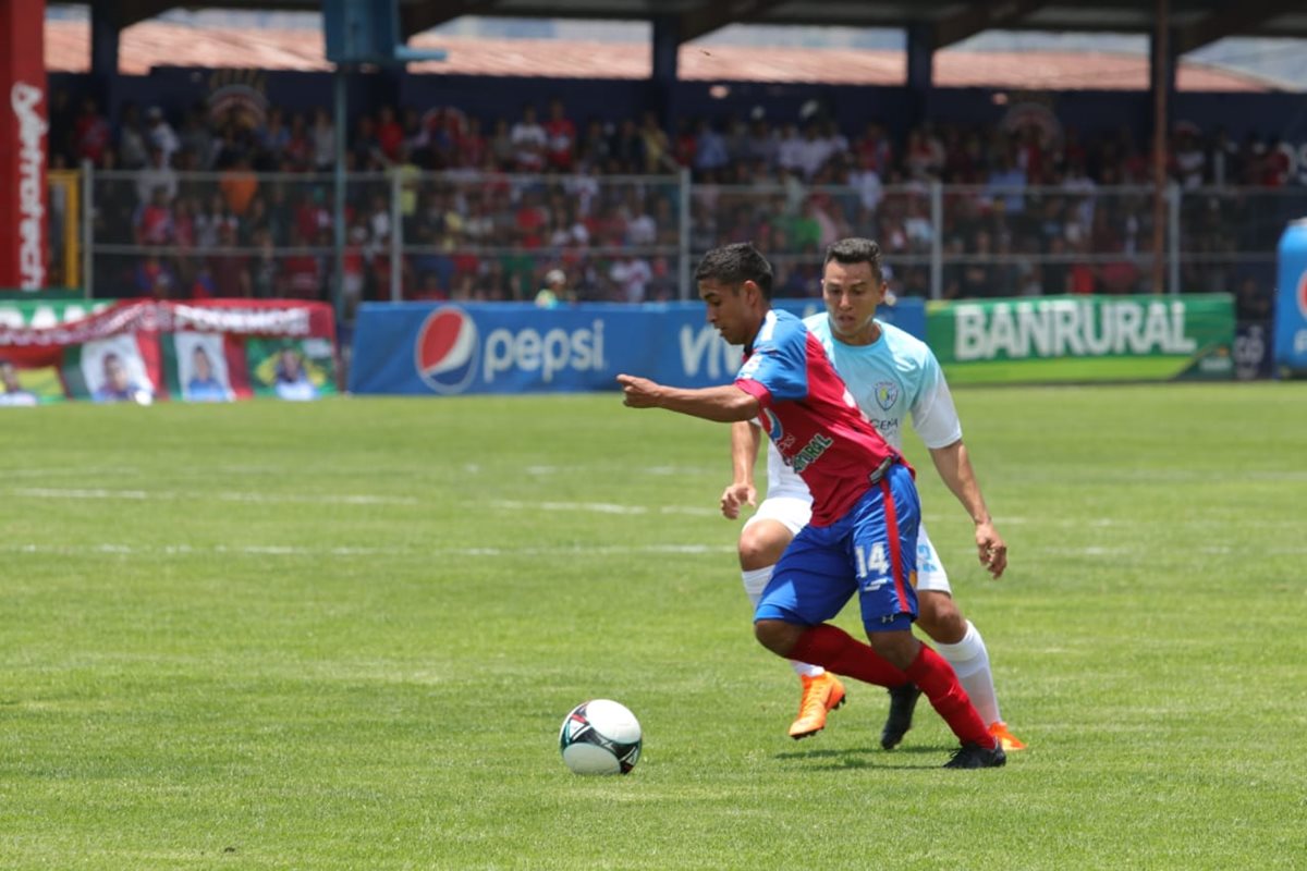Los jugadores chivos controlaron el partido desde el mediocampo. (Foto Prensa Libre: Raúl Juárez)