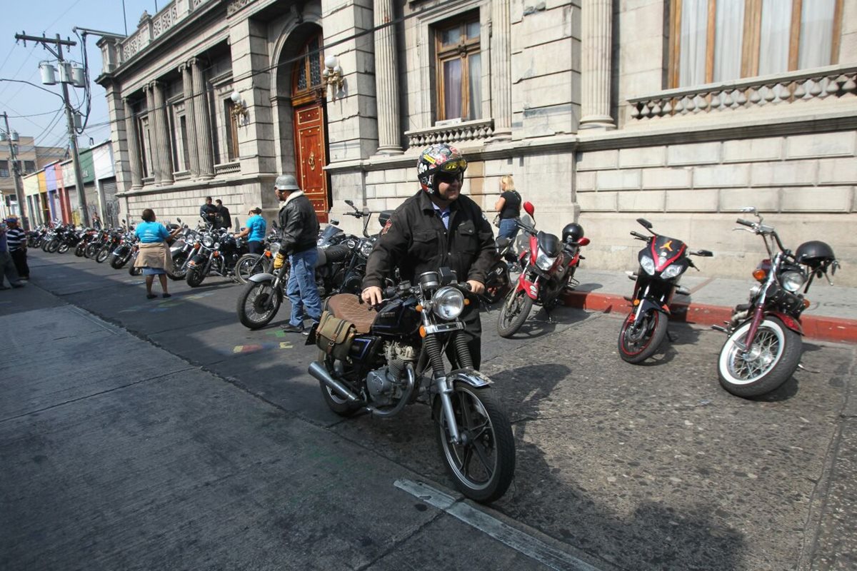 Motociclistas piden frente al Congreso que se derogue el reglamento que los obliga a utilizar chalecos anaranjados. (Foto Prensa Libre: Érick Ávila)